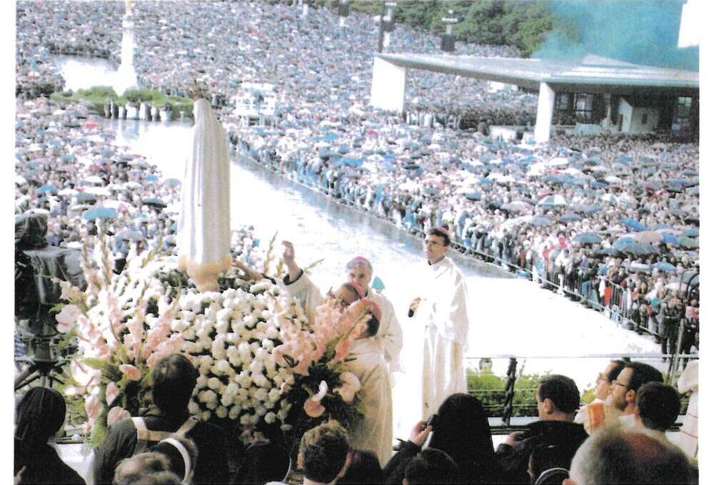 A entrega da imagem ao cardeal russo, em Fátima, por D. Serafim Ferreira e Silva.